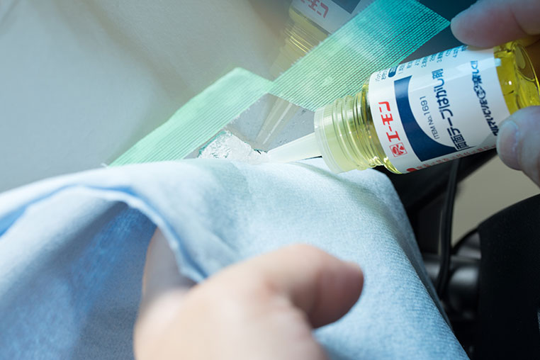 両面テープはがし剤を、ノリ(粘着)に塗る