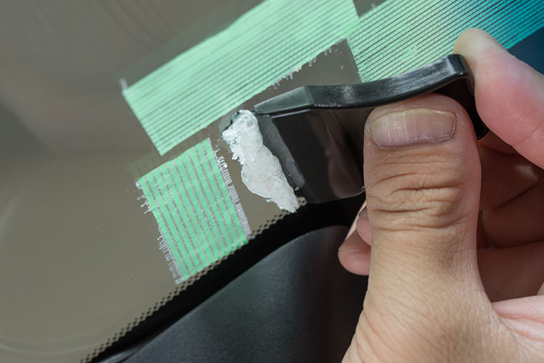 両面テープはがし剤の効果で、カンタンにノリ（粘着）が剥がれる