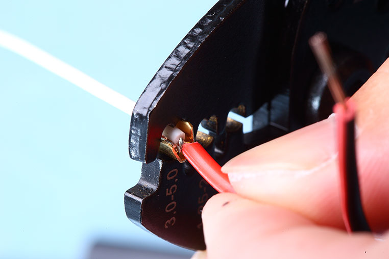 電工ペンチの大きいハート形の穴を使い、スプライス端子を軽くつぶす