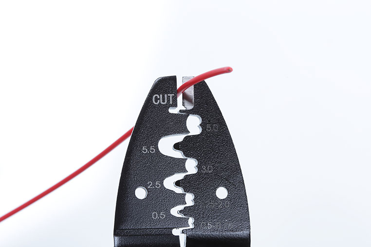 電工ペンチによる配線の切断シーン
