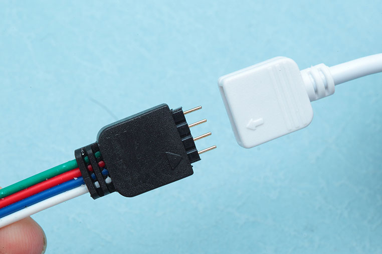 LEDテープライトとRGBコントローラーの接続
