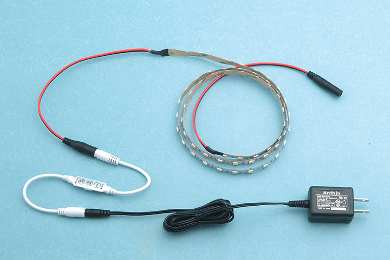 LEDテープライトと調光器をDCコネクターで接続