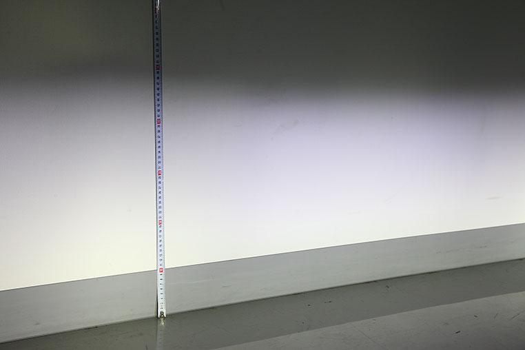 壁のカットラインの高さを測定
