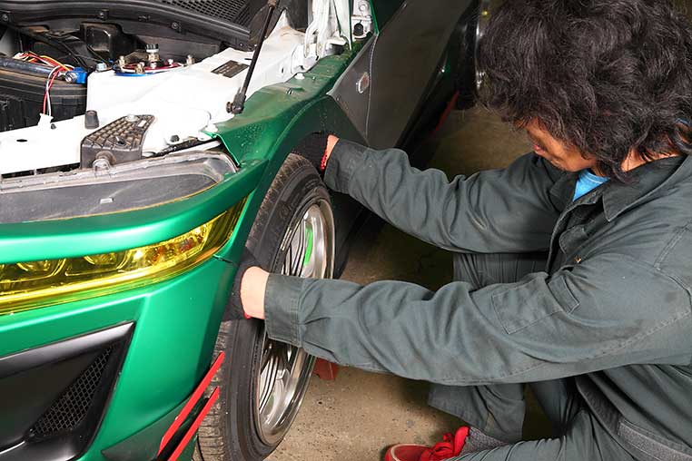 タイヤをつかんでのキャンバー調整