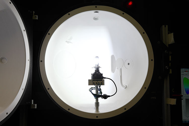 LEDバルブのルーメンを測定する積分球