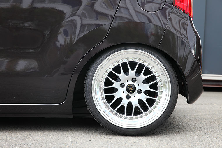 車高調+アクスルでローダウンした車高の低い車