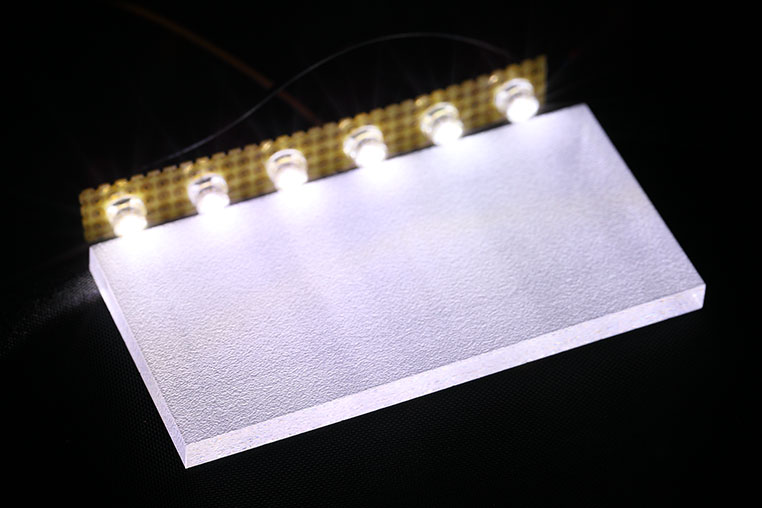 ブラスト加工したアクリル板にLEDを照射すると、面発光になる