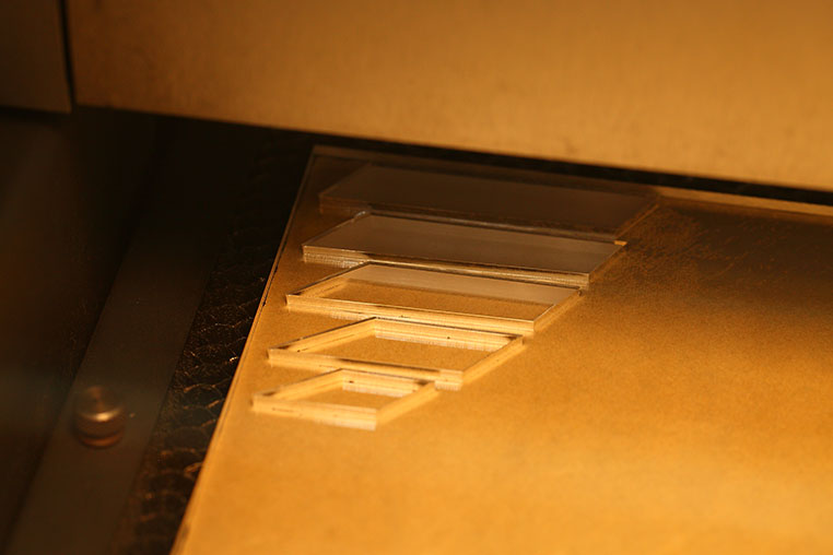レーザー加工機で、透明アクリル板をブラスト加工