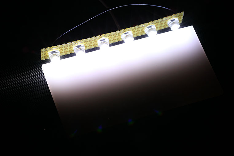 アクリル板の種類。LEDで光らせるならどれ？