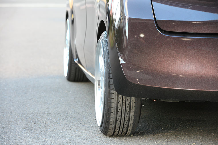 車高調で車高を落としたワゴンRの足元