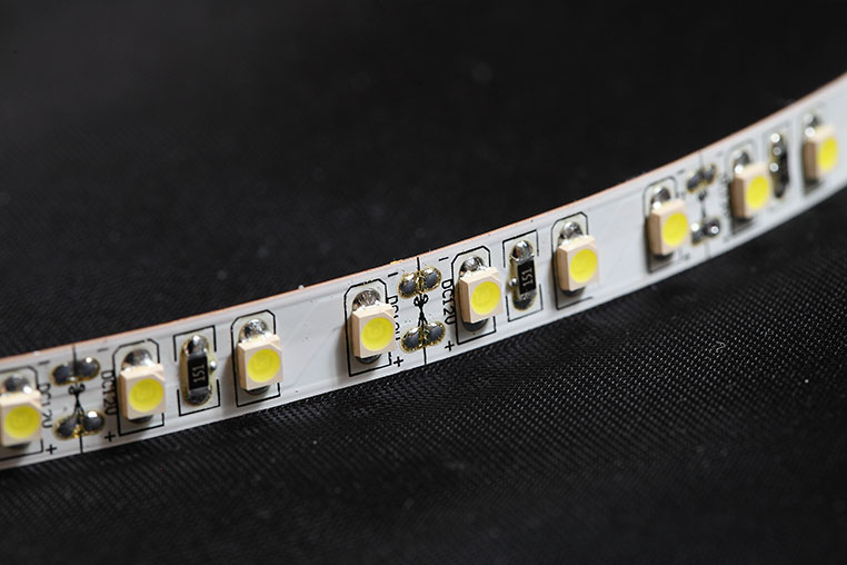 3528チップを搭載するLEDテープ