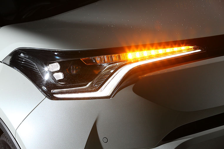 C-HR　LEDヘッドライト　シーケンシャルウインカー