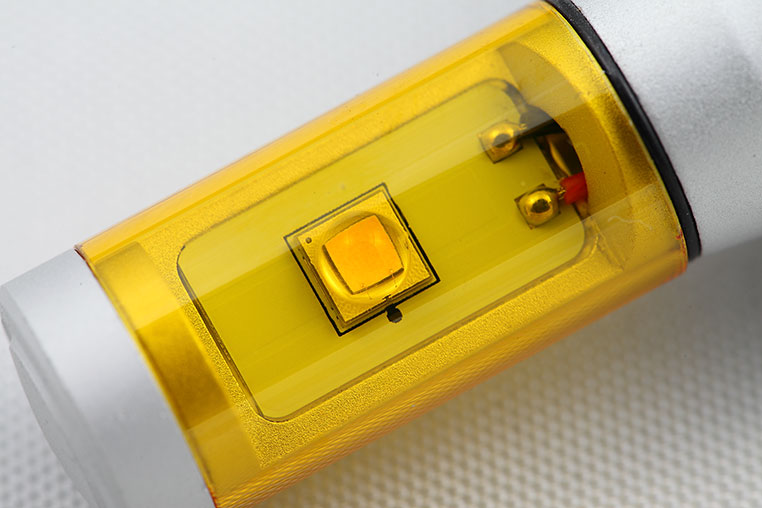 電球色LEDと黄色フィルター