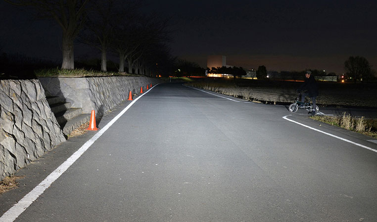 IPF製LEDヘッドライトの路面照射