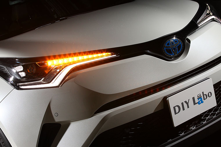 C-HR フロントの純正シーケンシャルウインカー