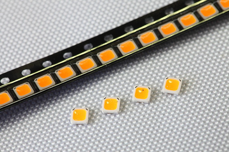 C-HRのウインカーに使われているチップ型のパワーLED