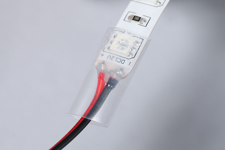 LEDテープと配線コードの接続部に透明スミチューブをかぶせる
