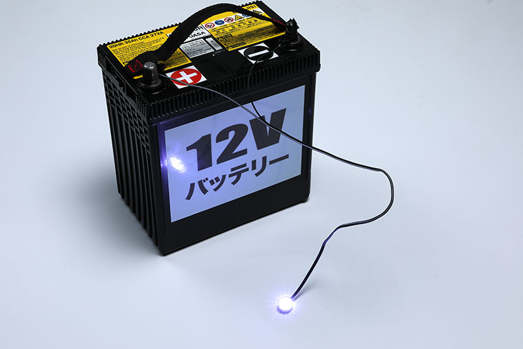 電圧12Vのバッテリー