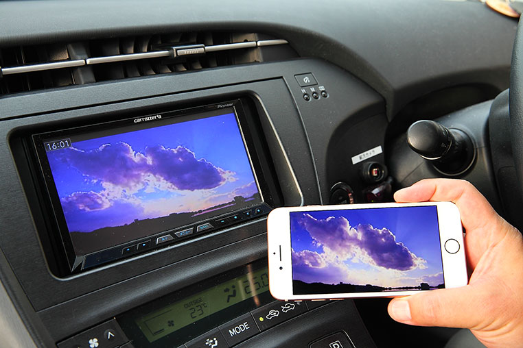 iPhoneの画面を無線ミラーリングでカーナビに映している