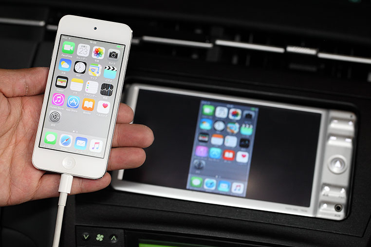 iPhoneの画面を有線ミラーリングでカーナビに映している