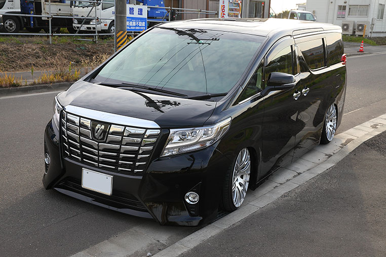 段差に対して並行に近い角度で車を進入させる