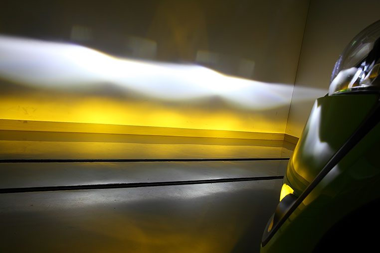 ロービーム＋黄色フォグランプ点灯で壁ドン