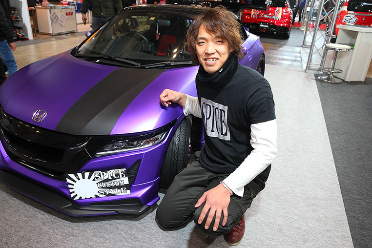 東京オートサロン2018・カスタムガレージスパイスブースのデモカーと佐藤研究員