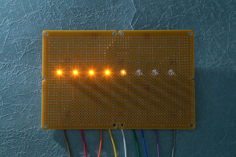 シーケンシャルウインカーの仕組みを解説するために作った基板でLEDを点灯