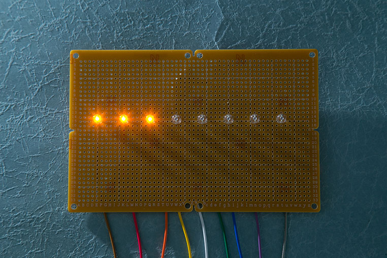 基板上の8つのLEDのうち、3個目まで点灯