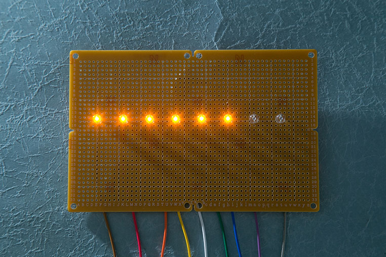 基板上の8つのLEDのうち、6個目まで点灯