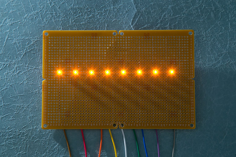 基板上の8つのLEDが全部点灯