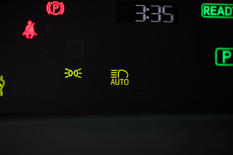 メーターパネルに点灯したオートマチックハイビームのマーク