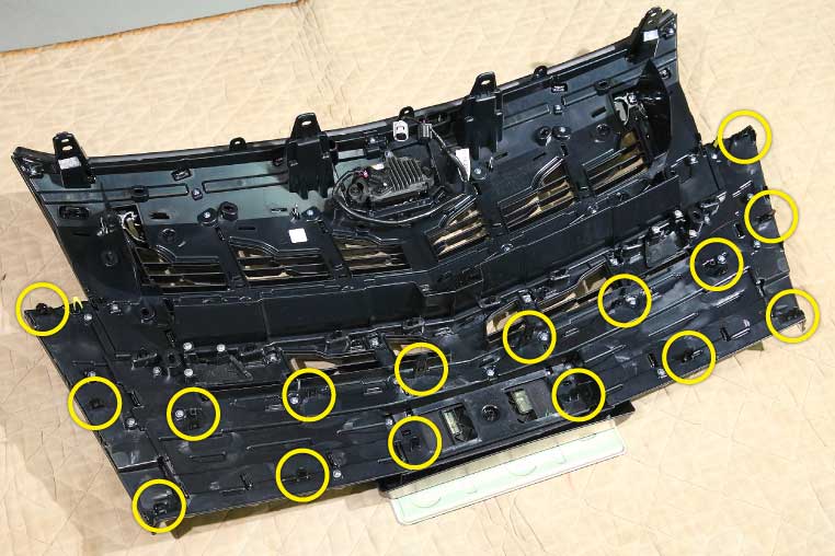 30後期アルファードのグリル裏の、差し込み固定ピンをマーキング