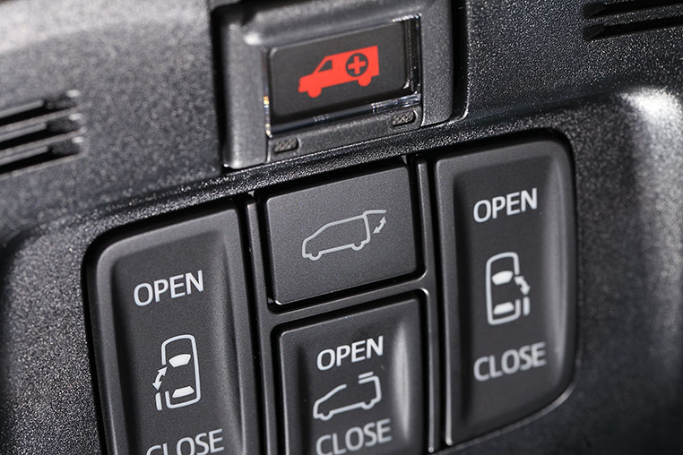 運転席のパワーバックドアスイッチボタン