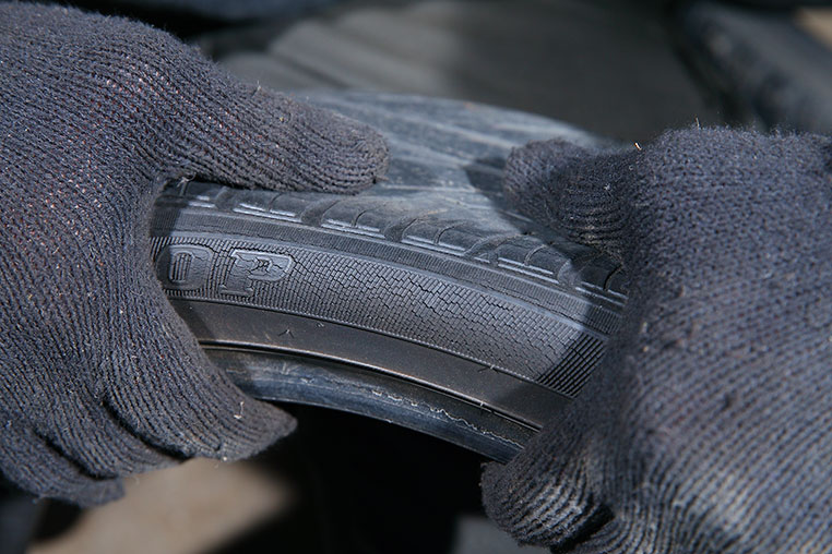 ゴムが劣化したタイヤを手でグッと押してみると、側面に細かいヒビがいっぱい入っているのが見える