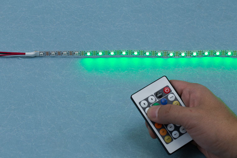 LEDテープが搭載するLED数に合わせて、コントローラー側をセッティング中