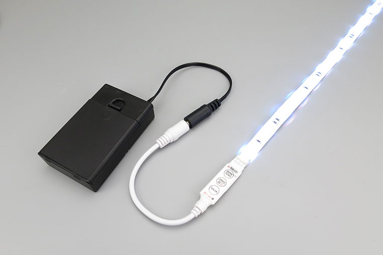 昇圧電池ボックスでLEDテープライトを光らせている