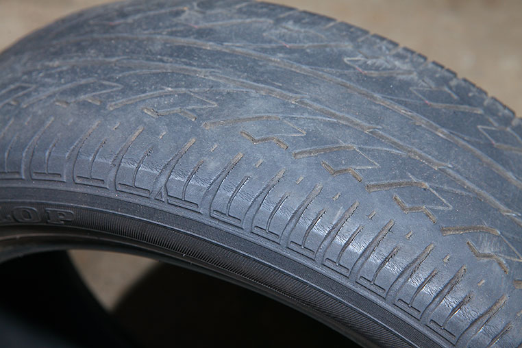 ミゾが残っているが、ゴムが劣化してもう使えない廃タイヤ