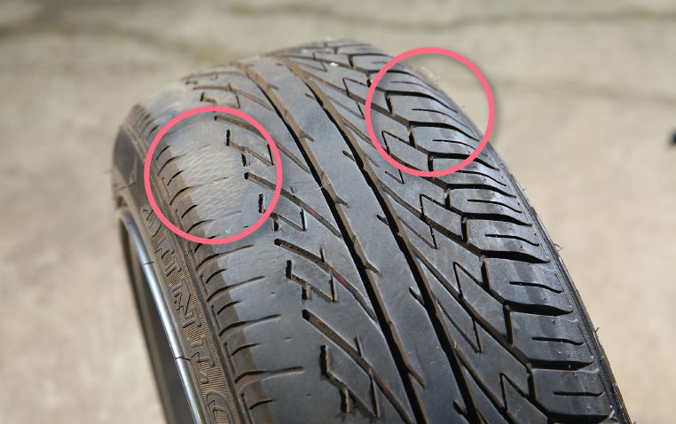 タイヤの外側と内側の摩耗具合を比較