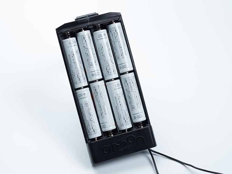 単三アルカリ乾電池8本をメモリーバックアップ本体にセット