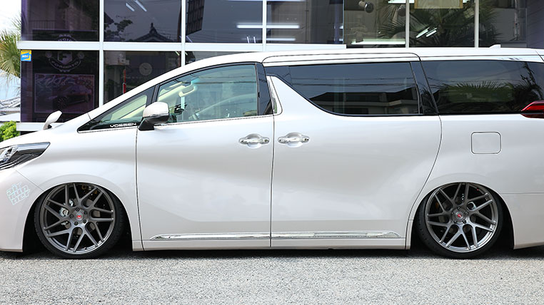 ACCデモカーの30アルファード 車高を下げた状態