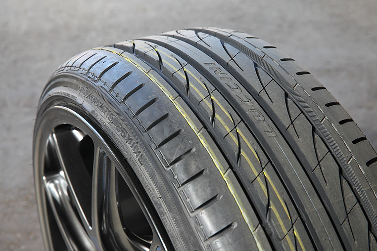 8.5Jにルッチーニ215/35R19を組んだところ