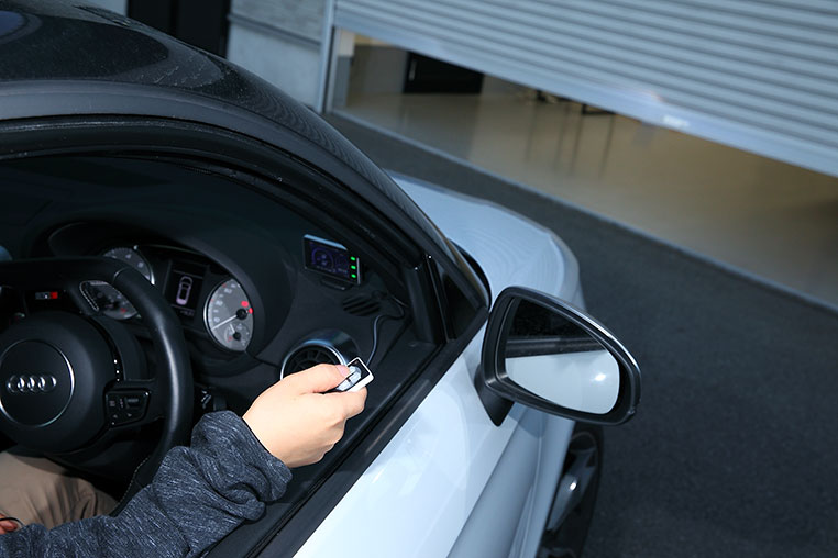 リモコンで車内から電動シャッターを開け閉めしている