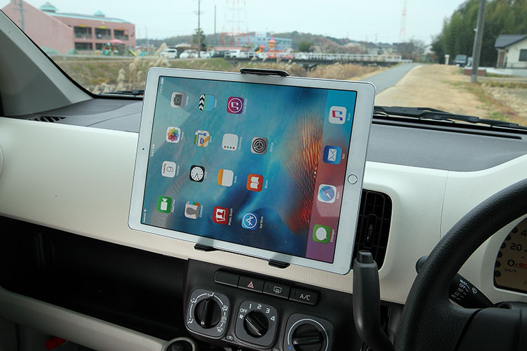 iPad Pro（12.9インチ）を車に固定したところ