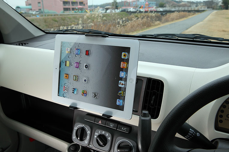 iPad（9.7インチ）を車に固定したところ
