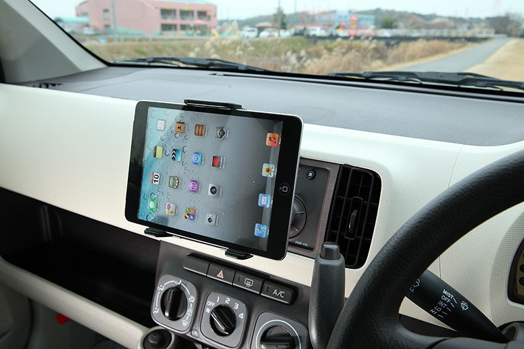 iPad mini（7.9インチ）を横置きで車に固定したところ