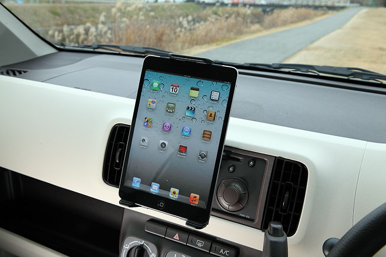 iPad mini（7.9インチ）を縦置きで車に固定したところ
