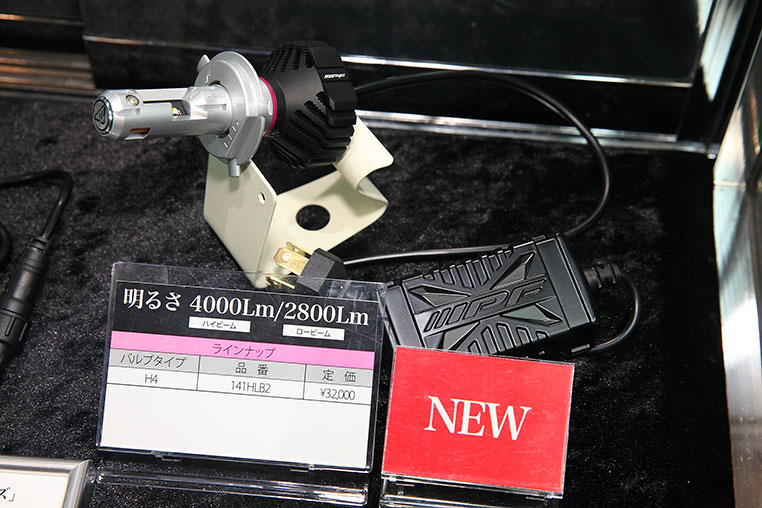 コンパクトモデルのH4LEDヘッドライトバルブ 141HLB2