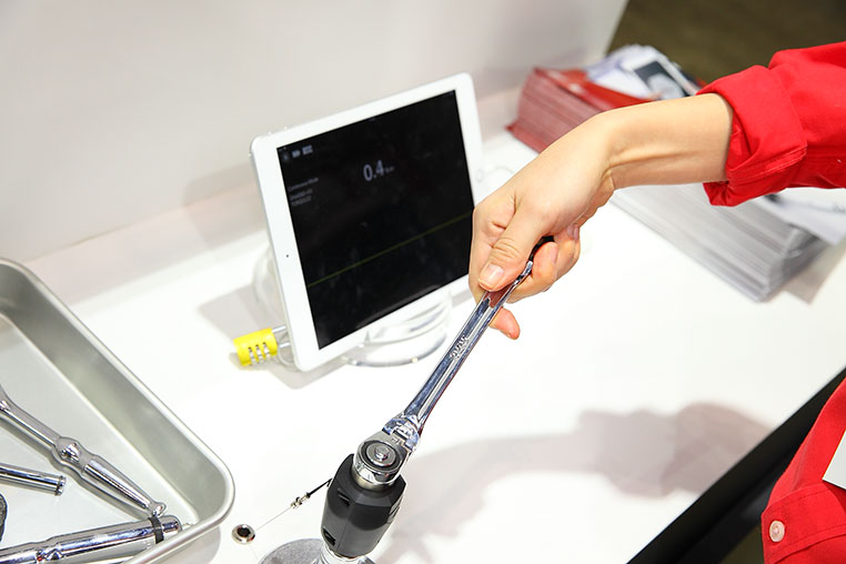 トルクルで通信されたトルク値が反映されたタブレット画面(奥)