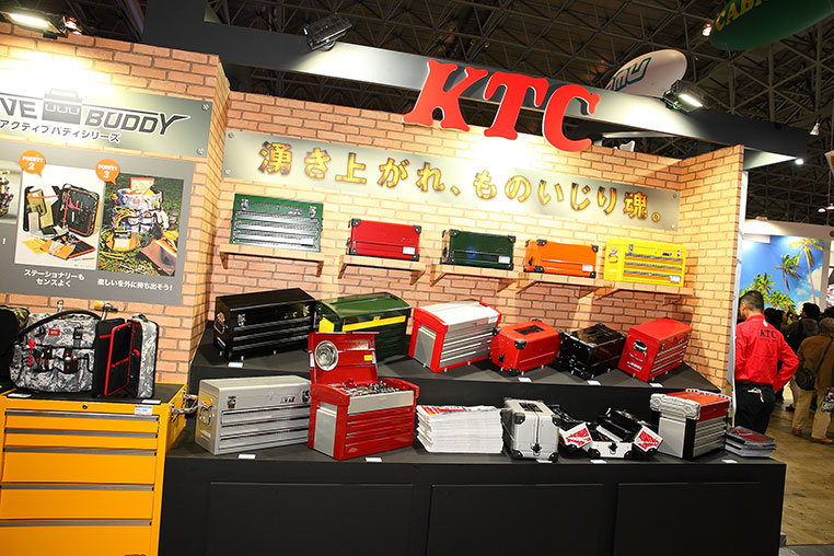 KTCブースに並んでいる工具箱と工具セット
